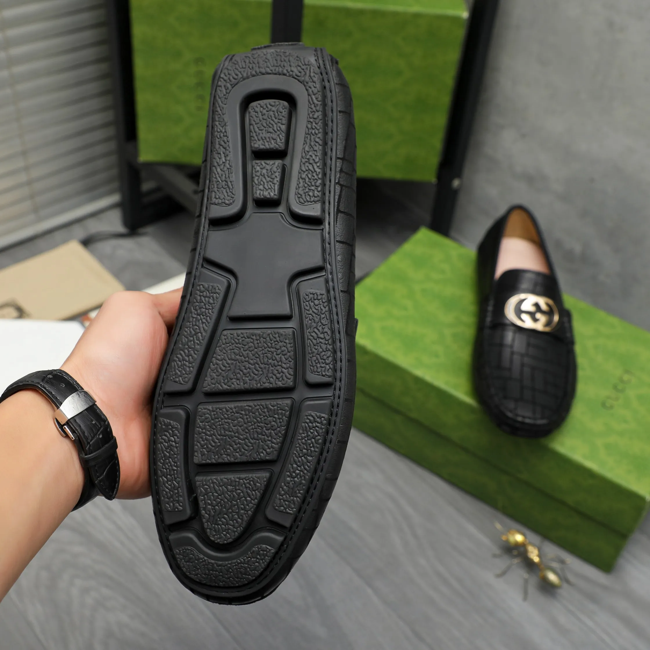 P380 Product trademark: GUCCI "Gucci" casual slip-on men's shoes Regular size: 38-45 Product material: Selected embossed stone grain cowhide upper, sheepskin lining, rubber outsole